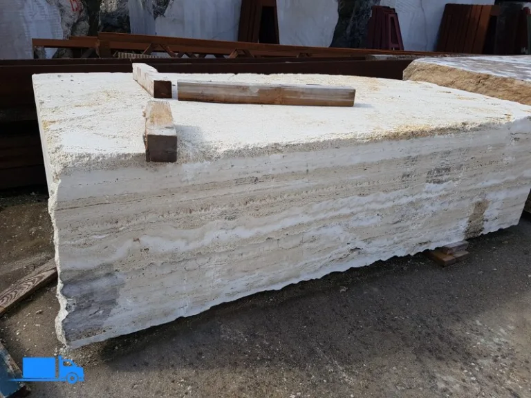 Blok marmuru warstwowego w odcieniach beżu i bieli