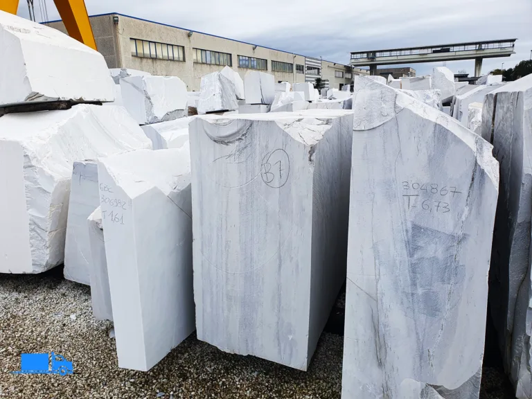 Blok marmuru z wyraźnym użyleniem – elegancki naturalny kamień.