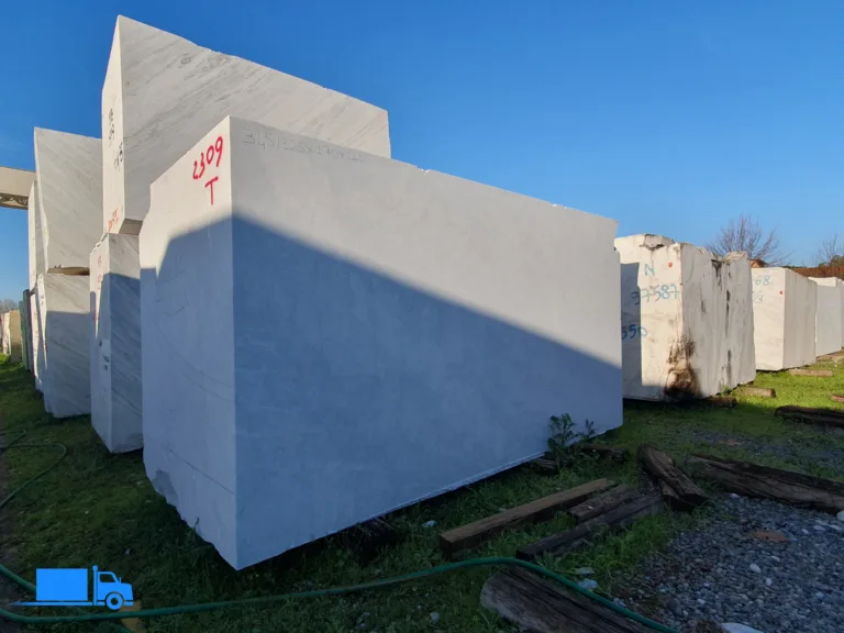 Surowy blok kamienny w odcieniach szarości – marmur gotowy do cięcia.