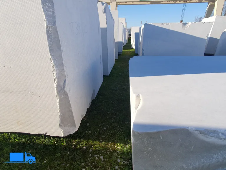 Duży blok białego marmuru z delikatnym użyleniem – premium stone.