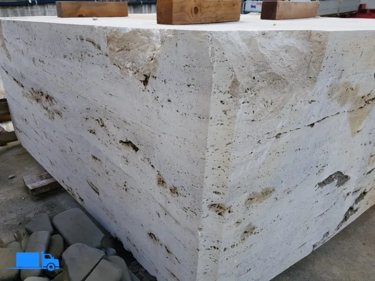 Beżowy blok marmurowy z nieregularnymi krawędziami, naturalny kamień