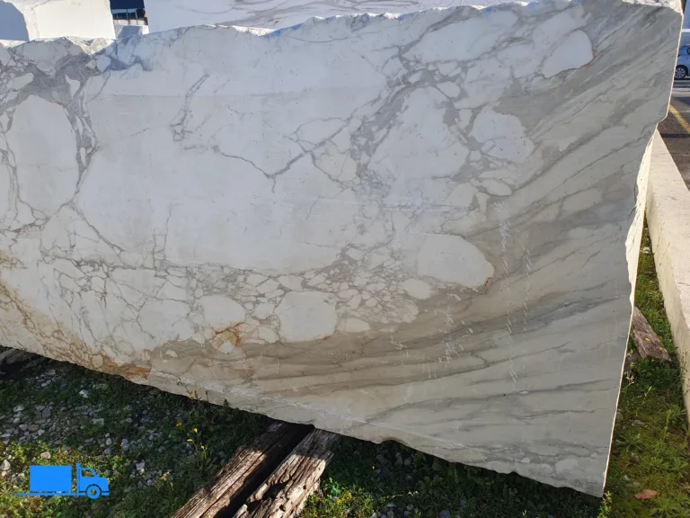 Blok marmuru z wyraźnym użyleniem – elegancki naturalny kamień.