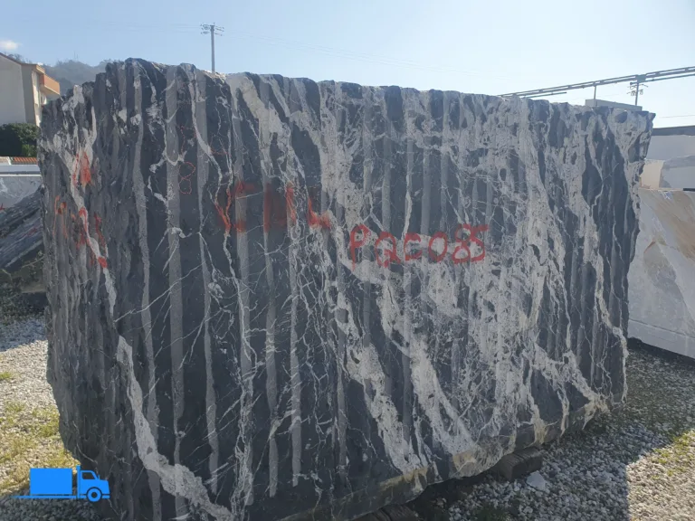 Ciemny marmur z białymi żyłkami – ekskluzywny materiał wykończeniowy.