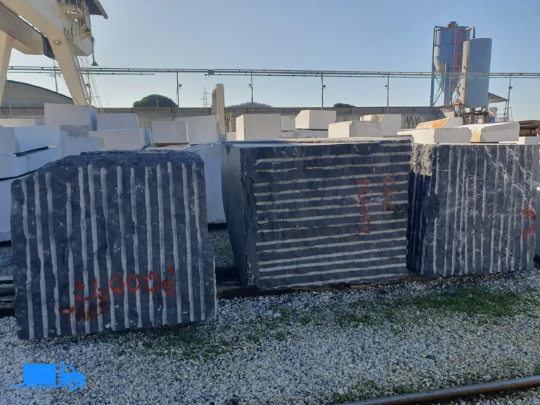 Bloki marmurowe na placu składowym – gotowe do transportu.