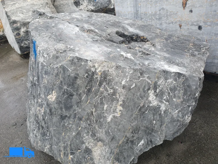 Surowy blok kamienny w odcieniach szarości – marmur gotowy do cięcia.